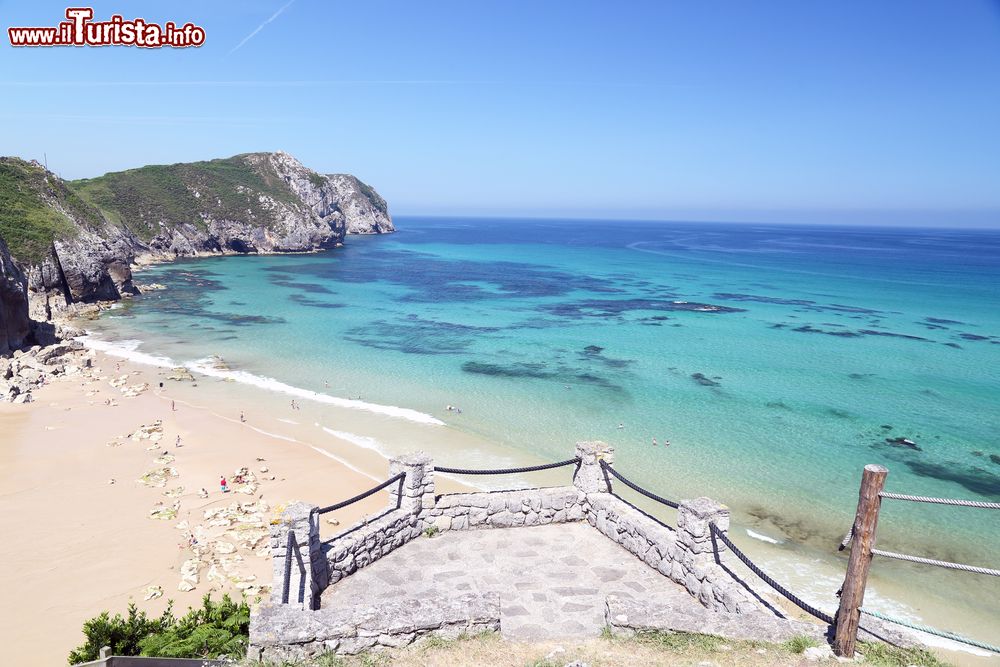 Immagine Uno scorcio di Vidiago Beach a Llanes, Asturie, Spagna. Situato vicino al famoso monolite preistorico Idolo de Pena Tu, questo tratto di litorale dalla sabbia bianca e fine è uno dei più popolari della Comunità Autonoma delle Asturie.