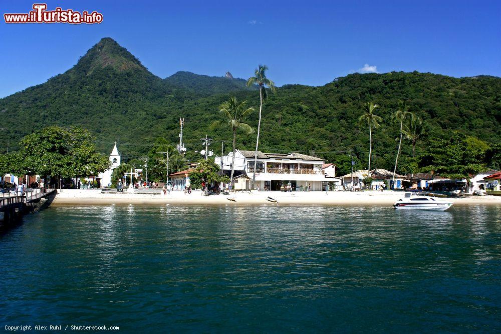 Immagine Uno scorcio di Vila do Abraao, Ilha Grande, Messico, vista da una barca. Questa cittadina, la principale dell'isola, conta circa 3 mila abitanti. Sullo sfondo, i monti e la giungla - © Alex Ruhl / Shutterstock.com