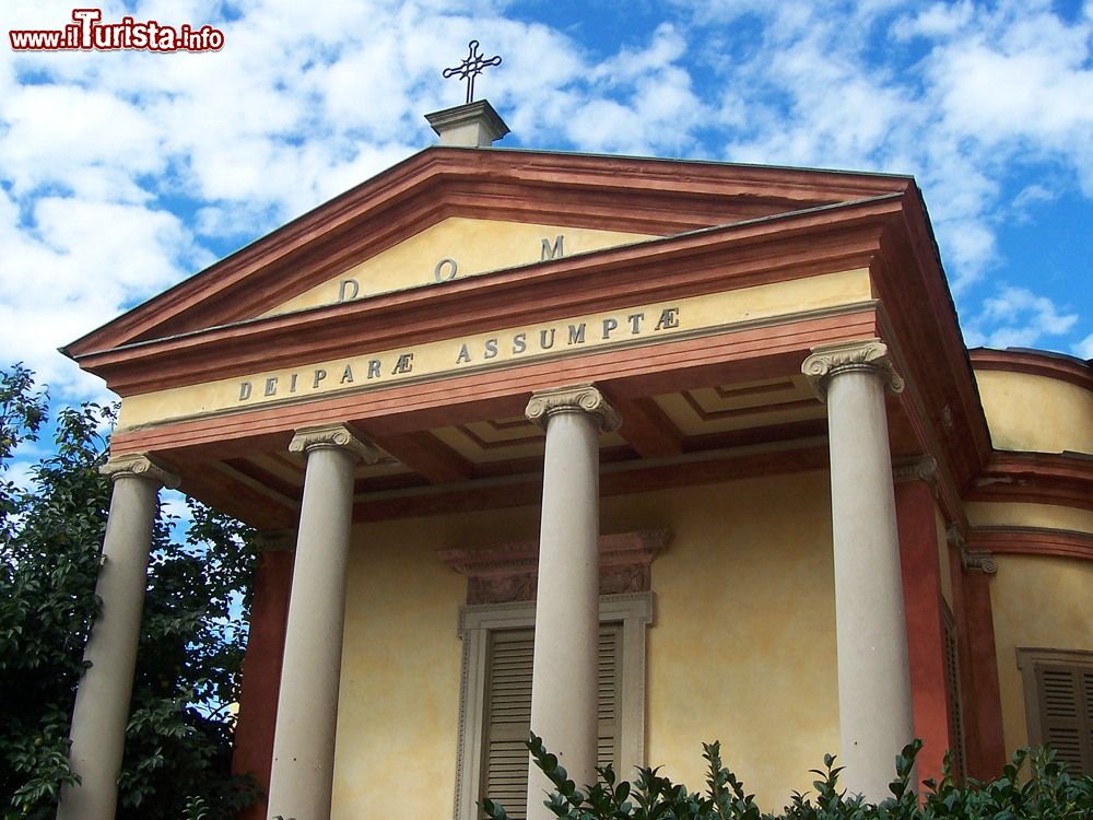 Immagine Uno scorcio di Villa Gallarati Scotti nella frazione Oreno di Vimercate, Lombardia. Questa bella dimora è stata ristrutturata in stile neoclassico da Simone Cantoni CC BY-SA 3.0, Collegamento