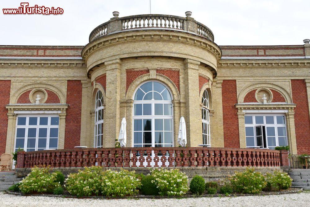 Immagine Uno scorcio di villa Le Cercle a Deauville, Normandia (Francia). Tipica costruzione in stile Napoleone III°, questa elegante dimora si presenta con una terrazza a tetto piatto e facciata in mattoni rossi - © Pack-Shot / Shutterstock.com