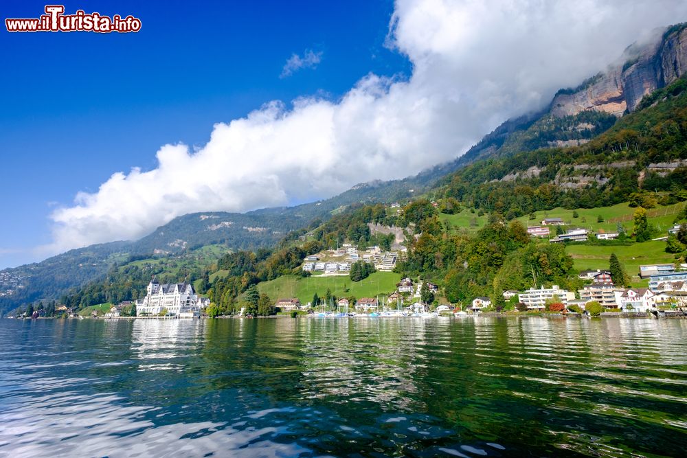 Immagine Uno scorcio di Vitznau con vista del Monte Rigi, Svizzera. Appartenente alla catena montuosa delle Prealpi Svizzere, il Rigi viene anche chiamato localmente "Regina delle Montagne".