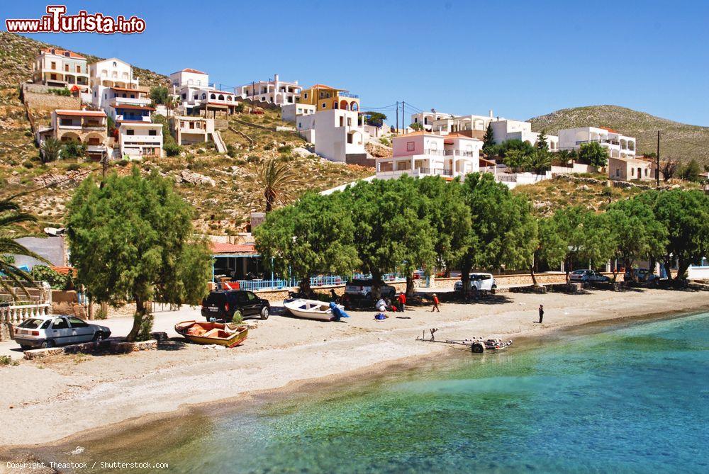 Immagine Uno scorcio di Vlychadia beach sul'isola di Kalymnos, arcipelago del Dodecaneso (Grecia) - © Theastock / Shutterstock.com