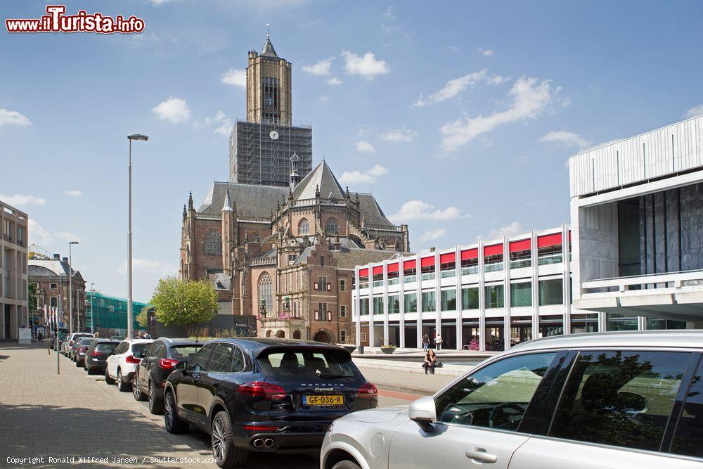 Immagine Uno scorcio di Walburgstraat e della Grote Kerk a Arnhem, Olanda. Con la sua torre alta 93 metri, questa chiesa dedicata a S. Eusebio venne eretta seguendo il modello del duomo di Xanten in Germania - © Ronald Wilfred Jansen / Shutterstock.com