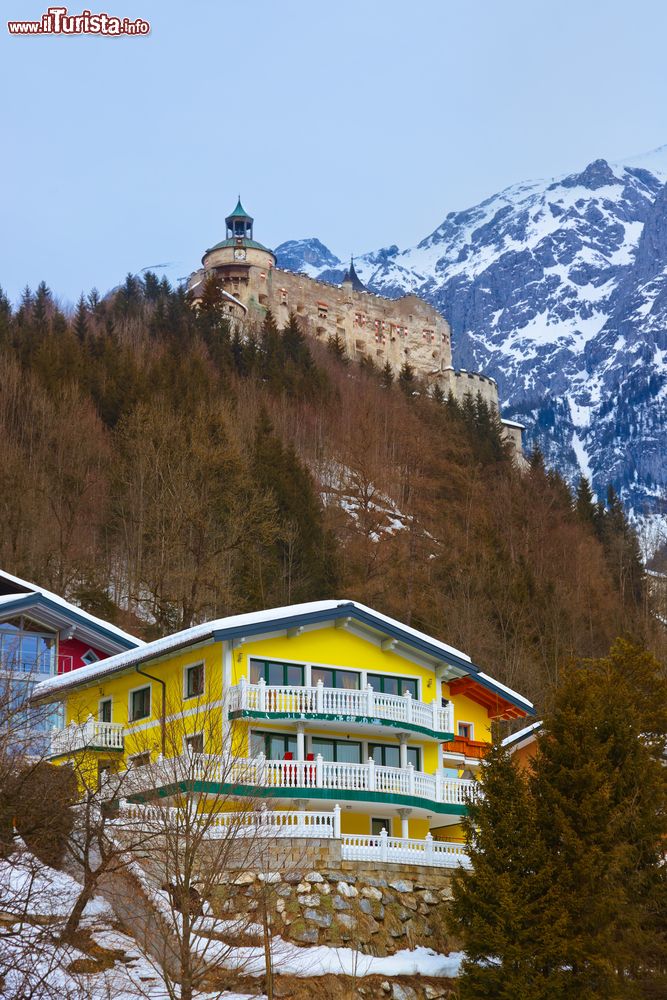 Immagine Uno scorcio di Werfen e del castello, Austria. Questa bella fortezza è apparsa in numerosi film fra cui Dove osano le aquile.