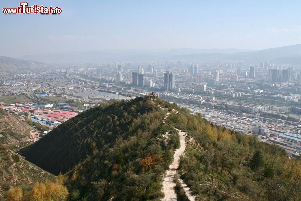 Immagine Uno scorcio di Xining city e la Montagna Beishan in Cina. E' una delle città più inquinate di tutta la cina