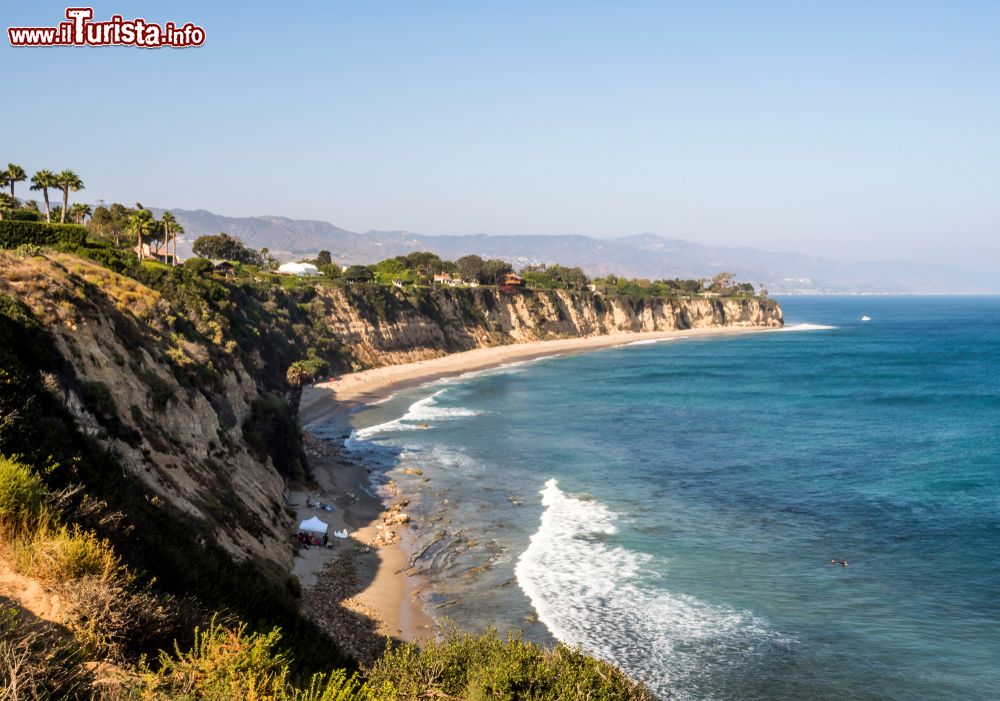 Immagine Uno scorcio di Zuma Beach a Malibu, contea di Los Angeles, California. E' una delle spiagge più celebri di questo tratto di costa: le scogliere che la circondano la rendono aspra e selvaggia.