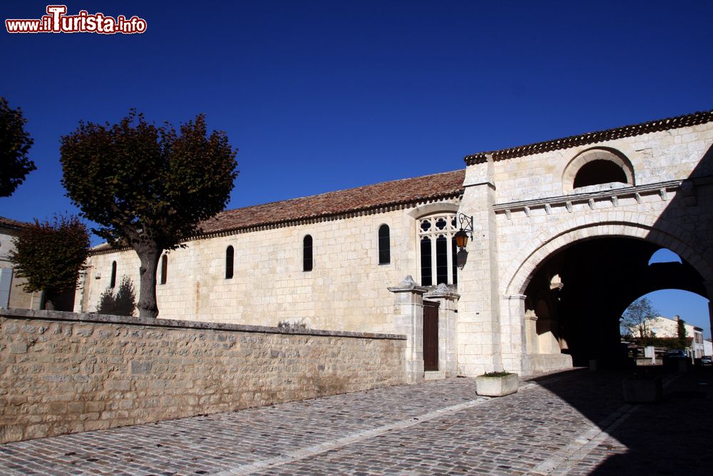 Immagine Uno scorcio esterno dell'Ospedale dei Pellegrini a Pons, Francia.