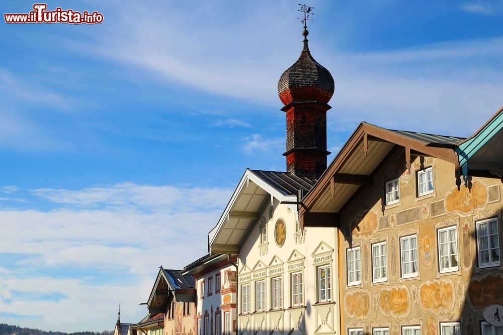 Immagine Uno scorcio fotografico del centro cittadino di Bad Tolz, Germania. Situata nel land della Baviera, è capoluogo del circondario di Bad Tolz-Wolfrathausen.