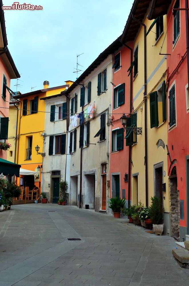 Immagine Uno scorcio fotografico del centro di Brugnato, La Spezia, Italia.