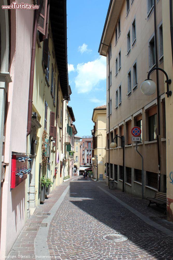 Immagine Uno scorcio fotografico del centro storico di Desenzano del Garda, nord Italia. Questa località di poco meno di 30 mila abitanti in provincia di Brescia è una delle destinazioni turistiche più popolari del nostro paese - © Chantall / Shutterstock.com