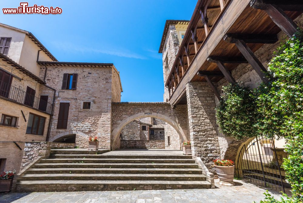 Immagine Uno scorcio fotografico del centro storico di Spello, Umbria. Chi desidera tuffarsi nelle tradizioni medievali più autentiche dell'Umbria può visitare questo territorio in provincia di Perugia.
