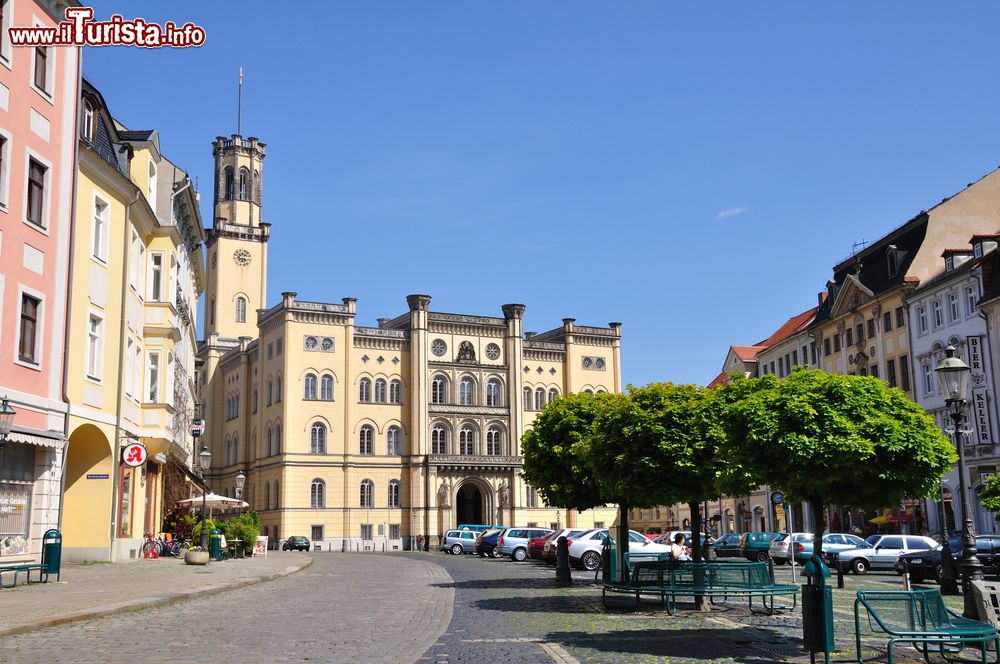 Immagine Uno scorcio fotografico del centro storico di Zittau, Sassonia, Germania. Sullo sfondo, il maestoso palazzo che ospita il Rathaus.