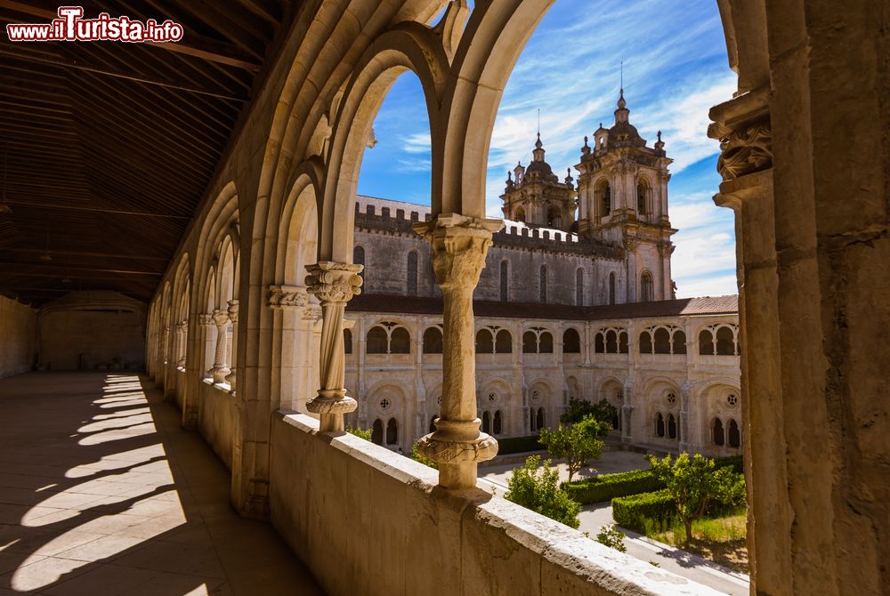 Immagine Uno scorcio fotografico del chiostro del monastero di Alcobaca, Portogallo. Venne costruito durante il regno di Dionigi I° ed è uno dei chiostri cistercensi più grandi d'Europa. Gli architetti furono i portoghesi Domingo Domingues e Master Diogo.