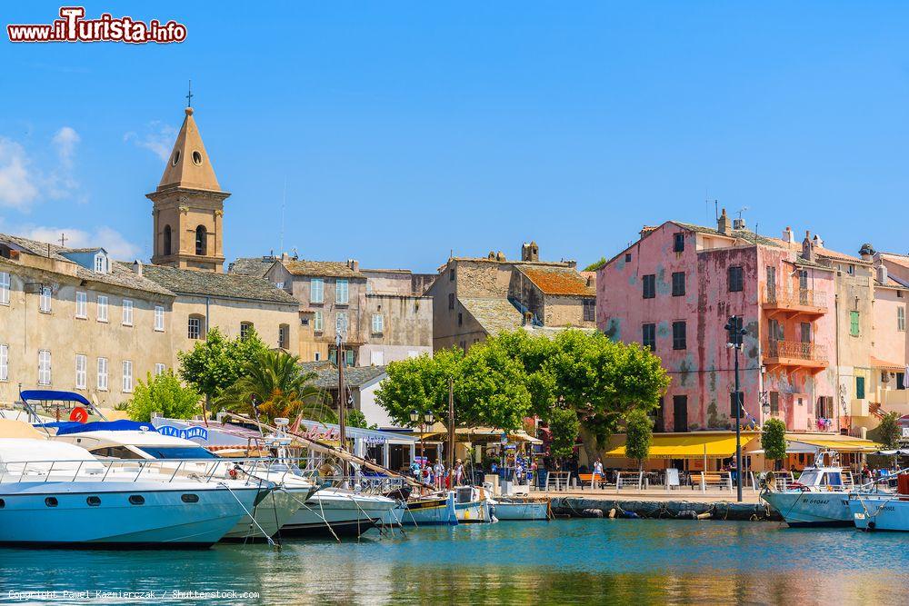 Immagine Uno scorcio fotografico del porticciolo di Saint Florent con le imbarcazioni, Corsica, Francia - © Pawel Kazmierczak / Shutterstock.com