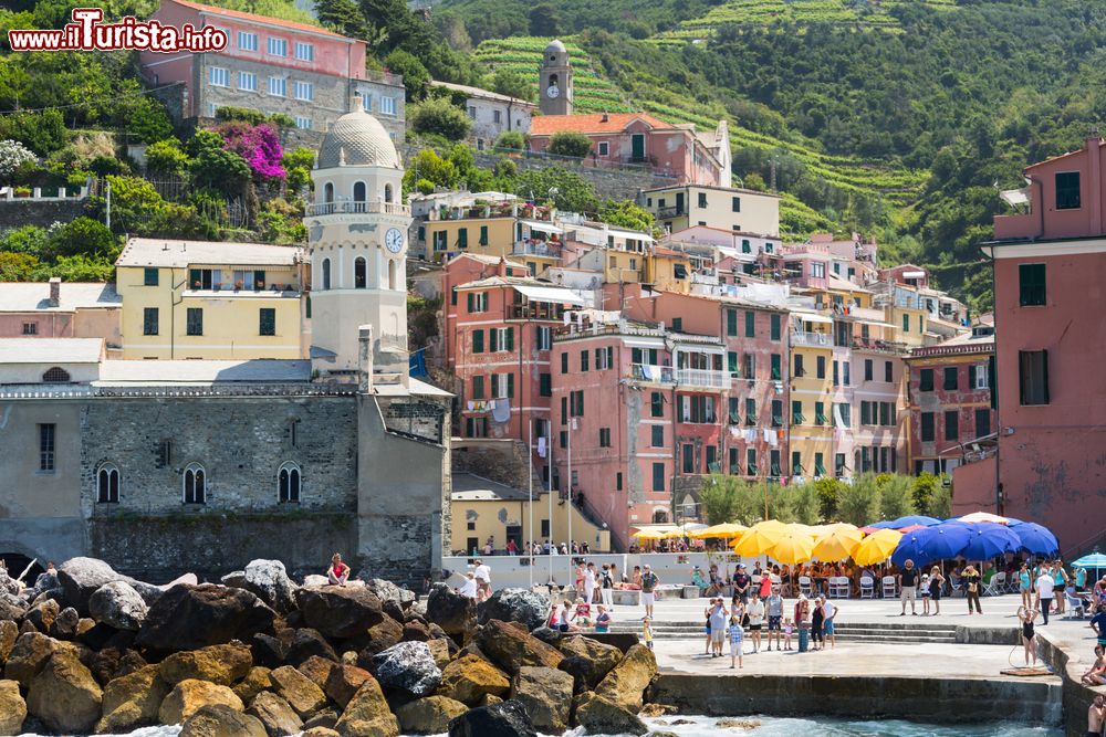 Immagine Uno scorcio fotografico del villaggio di Vernazza, La Spezia, Liguria. Il paese si sviluppa lungo il torrente Vernazzola, ora coperto.