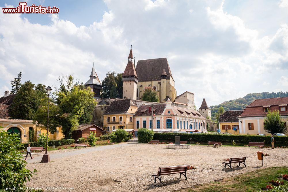 Immagine Uno scorcio fotografico del villaggio sassone di Biertan, Romania. Il complesso fortificato, danneggiato da un terremoto nel 1977, è stato oggetto di importanti restauri, in particolare delle arcati portanti - © Aivita Arika / Shutterstock.com