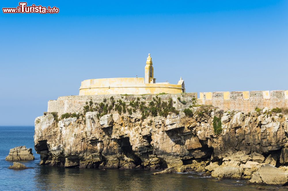 Immagine Uno scorcio fotografico della Cittadella di Peniche, Portogallo. Fra i ruoli importanti svolti nel corso della storia del paese, questa costruzione ha ospitato anche la prigione per i detenuti politici. 