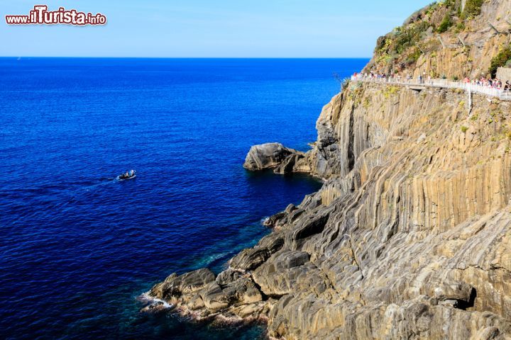 Immagine Uno scorcio fotografico della Strada dell'Amore fra Manarola e Riomaggiore, Cinque Terre, Liguria. Famoso in tutto il mondo per la sua bellezza e per i panorami mozzafiato,questo percorso pedonale rappresenta una delle attrazioni turistiche più importanti della zona.