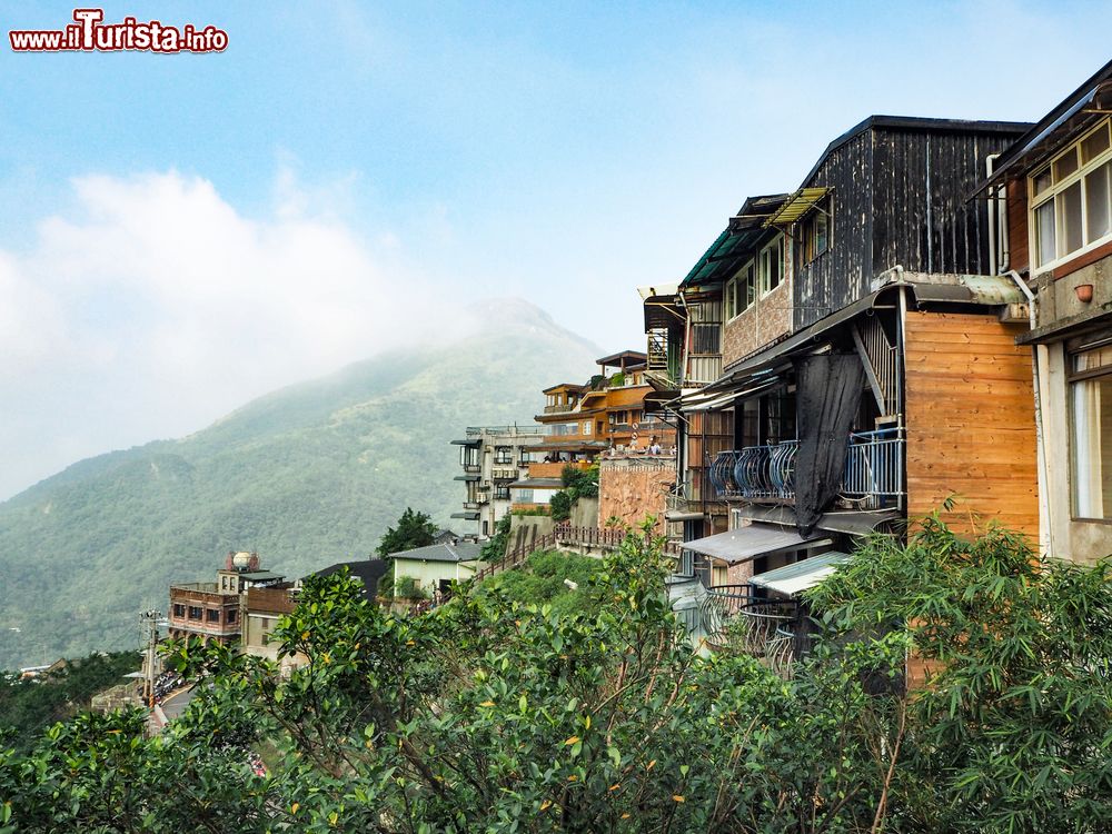 Immagine Uno scorcio fotografico di Chiufen, Taiwan. Per raggiungere questa località di montagna si percorrono strade strette e con molte curve.