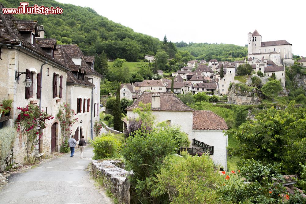Immagine Uno scorcio fotografico di Conques, Francia. E' un comune del dipartimento dell'Aveyron nella regione della Linguadoca-Rossigliano-Midi-Pirenei.