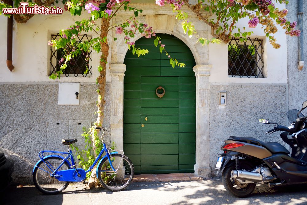 Immagine Uno scorcio fotografico di Gargnano, Lombardia, Italia. Questa graziosa località della provincia di Brescia si affaccia sul lago di Garda.