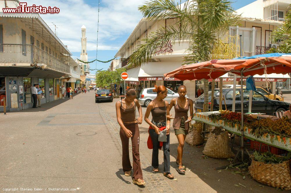 Immagine Uno scorcio fotografico di Saint Denis sull'isola de La Réunion, Francia d'oltremare. Gente a spasso nella strada pedonale della città soprannominata la "Parigi dell'oceano Indiano" - © Stefano Ember / Shutterstock.com