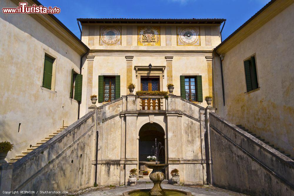 Immagine Uno scorcio interno del castello di San Martino a Ceneda, Vittorio Veneto (Treviso). Riedificato nel 1420 dal vescovo Antonio Correr nelle forme più attuali, questo maniero somiglia più a una dimora signorile  - © REDMASON / Shutterstock.com