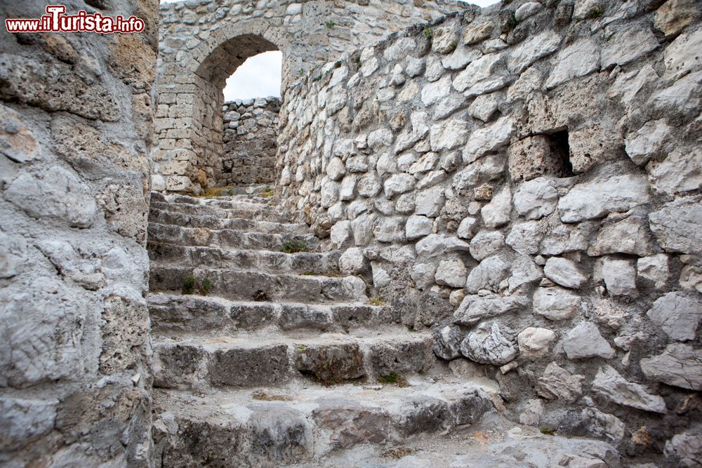 Immagine Uno scorcio interno del castello di Travnik, Bosnia e Erzegovina. E' fra le roccaforti difensive più grandi della Bosnia.