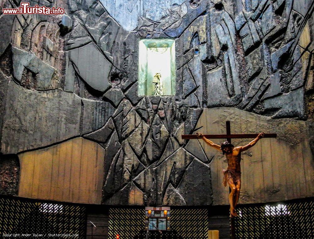 Immagine Uno scorcio interno del santuario di Arantzazu, Paesi Baschi, Spagna. Questo luogo è conosciuto soprattutto per la Chiesa di Nuestra Senora, meta favorita di molti pellegrini - © Ander Dylan / Shutterstock.com