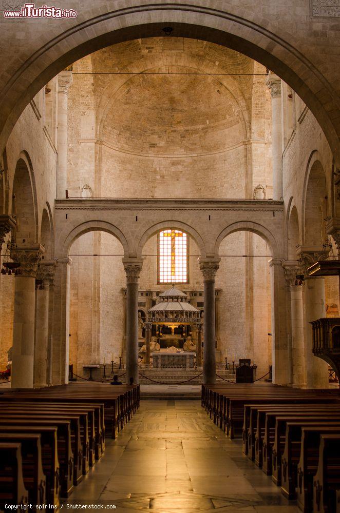 Immagine Uno scorcio interno della cattedrale di Trani, Puglia - © spirins / Shutterstock.com
