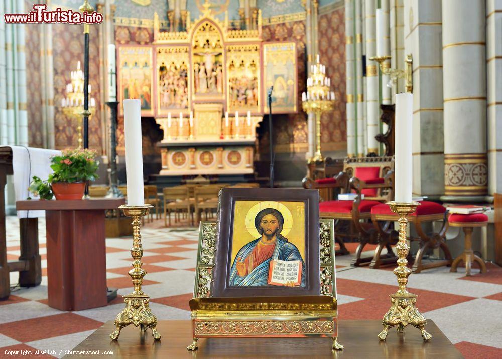 Immagine Uno scorcio interno della chiesa neogotica di San Giuseppe a Ostenda, Belgio. La sua costruzione risale al 1897 - © skyfish / Shutterstock.com