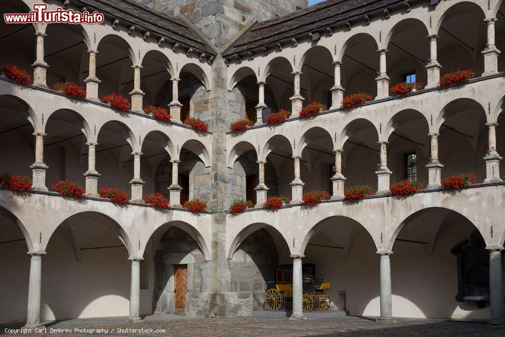 Immagine Uno scorcio interno dello Stockalper Palace a Briga, Svizzera. La costruzione in stile barocco fu iniziata nel 1658 per volere del barone Kaspar Jodok von Stockalper da giovane - © Carl DeAbreu Photography / Shutterstock.com