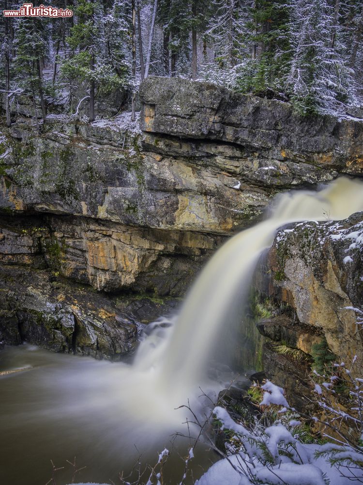Immagine Uno scorcio invernale delle cascate Morrissey nei pressi di Fernie, Canada. Siamo nella British Columbia, nella zona della Elk Valley, East Kootenay.