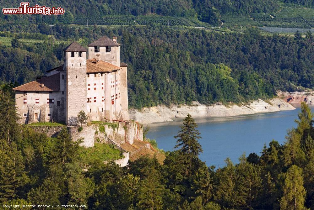 Immagine Uno scorcio magico della Valle di Non: Castel Cles e il Lago di Santa Giustina - © Alberto Masnovo / Shutterstock.com