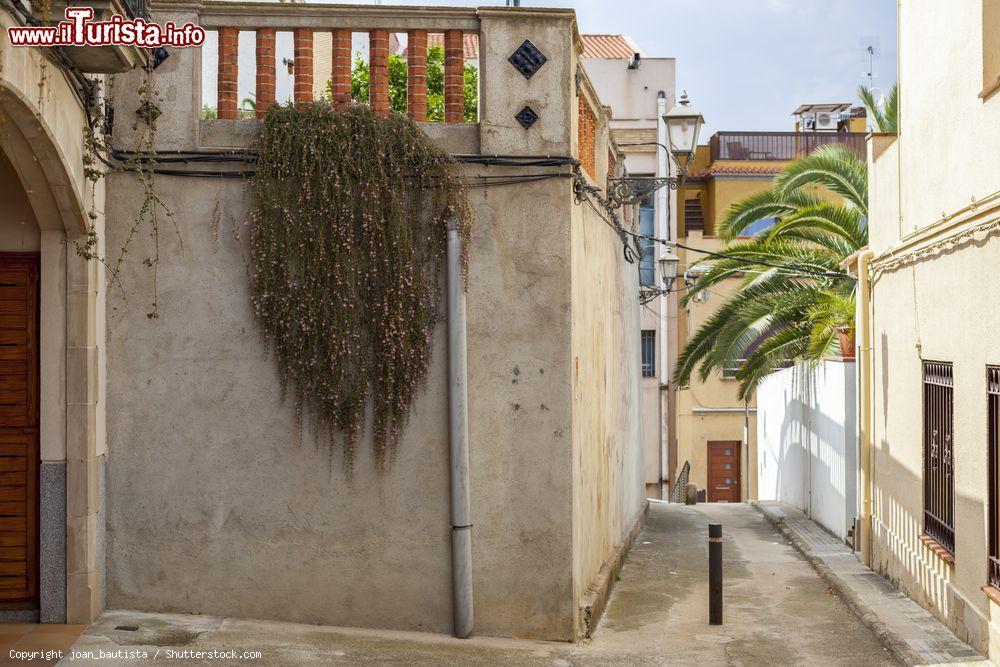 Immagine Uno scorcio nel centro storico di Arenys de Mar, Catalogna, Spagna. Passeggiando si possono scorgere alcuni suggestivi angoli nascosti da fotografare - © joan_bautista / Shutterstock.com