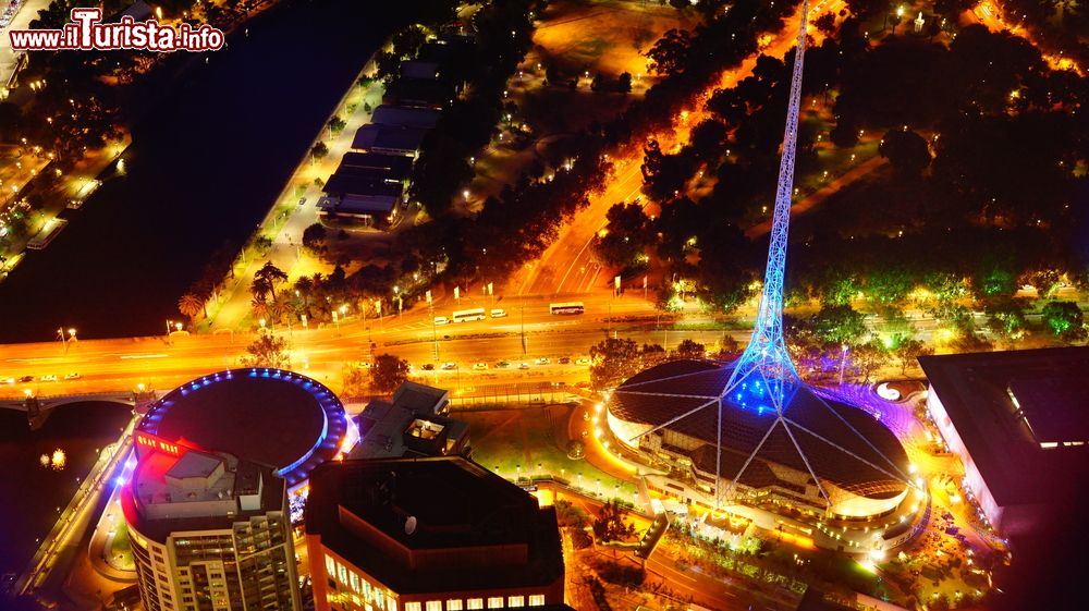Immagine Uno scorcio notturno dall'alto della città di Melbourne con i suoi monumenti (Australia).