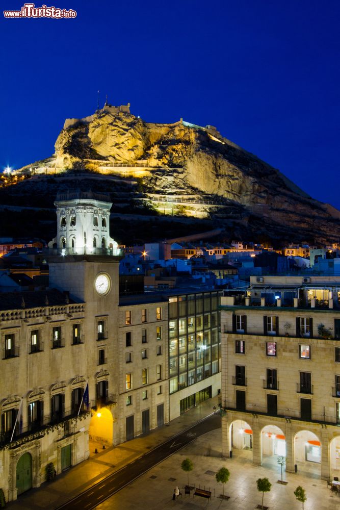 Immagine Uno scorcio notturno del centro di Alicante, Spagna, con il castello di Santa Barbara sullo sfondo.