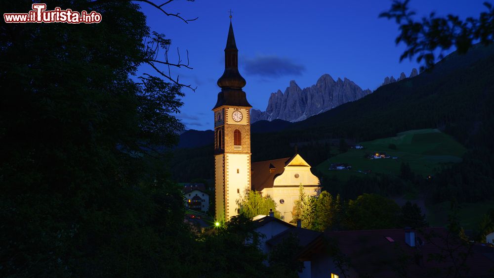Immagine Uno scorcio notturno del centro di Santa Maddalena, Val di Funes, Alto Adige. Questa graziosa località si trova ai piedi del Gruppo delle Odle.