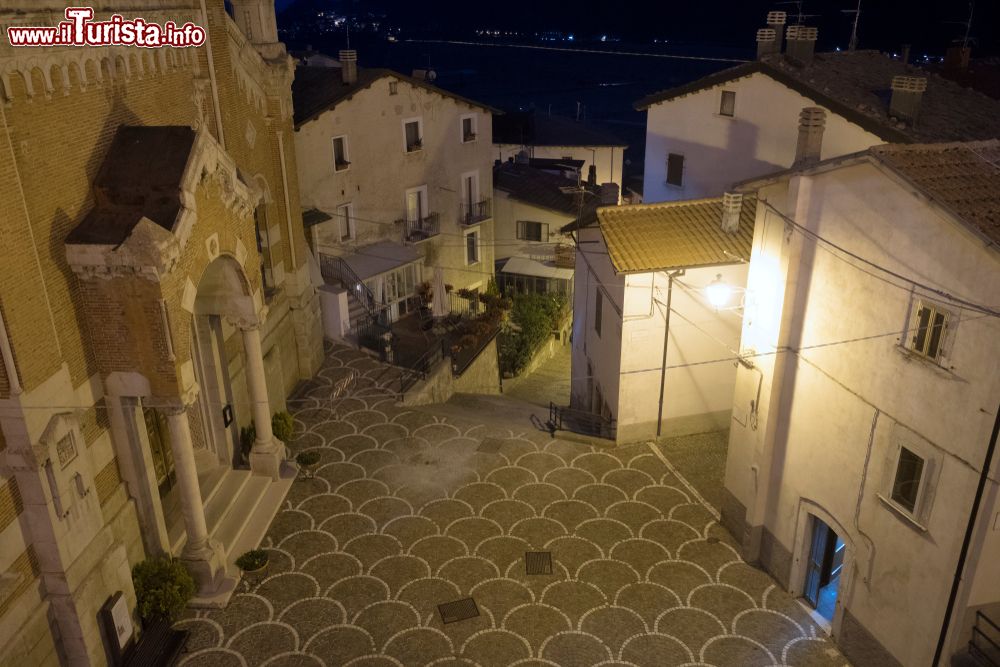 Immagine Uno scorcio notturno del villaggio di Rivisondoli, provincia de L'Aquila, Abruzzo. Il borgo abruzzese è un vero e proprio gioiello abbarbicato sulla roccia con stradine strette e tortuose e edifici circondati da una piccola cinta muraria.