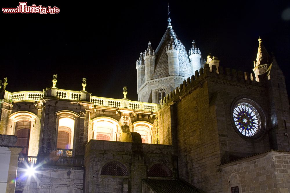 Immagine Uno scorcio notturno della cattedrale di Evora, Portogallo. Questo monumento religioso si riconosce subito per la caratteristica forma oltre che per l'insieme delle torrette coniche poco utilizzate nell'architettura portoghese. La Sé di Evora è la più grande cattedrale medievale del Portogallo.