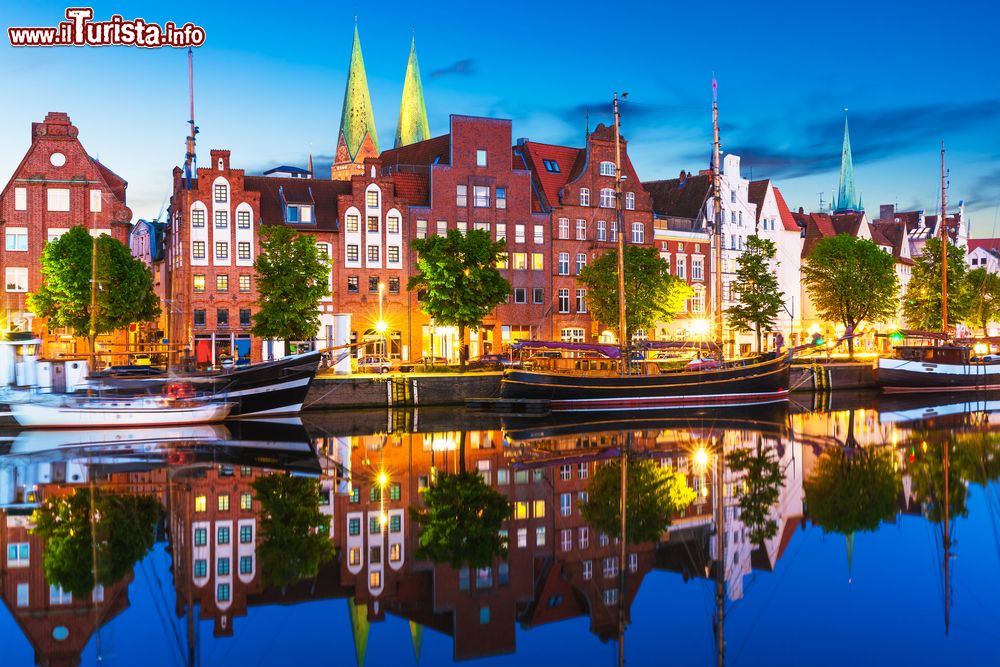 Immagine Uno scorcio notturno dell'architettura del porto a Lubecca, Germania.