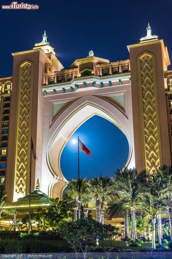 Immagine Uno scorcio notturno dell'Atlantis Hotel di Dubai, Emirati Arabi Uniti. Costruito su un'isola artificiale, è un lussuoso albergo a 5 stelle - © S-F / Shutterstock.com