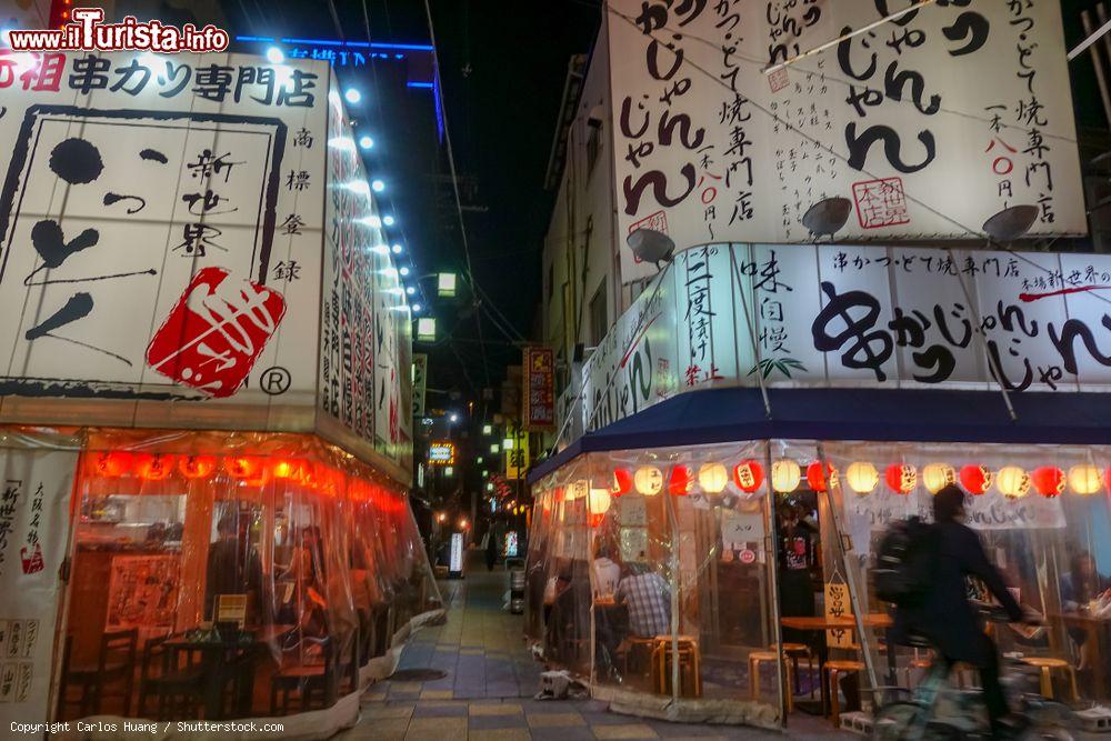 Immagine Uno scorcio notturno di Shinsekai Market Street a Osaka, Giappone. Skinsekai, che letteralmente significa "Nuovo Mondo", è un distretto di Osaka sviluppato prima della guerra e poi trascurato nei decenni successivi - © Carlos Huang / Shutterstock.com