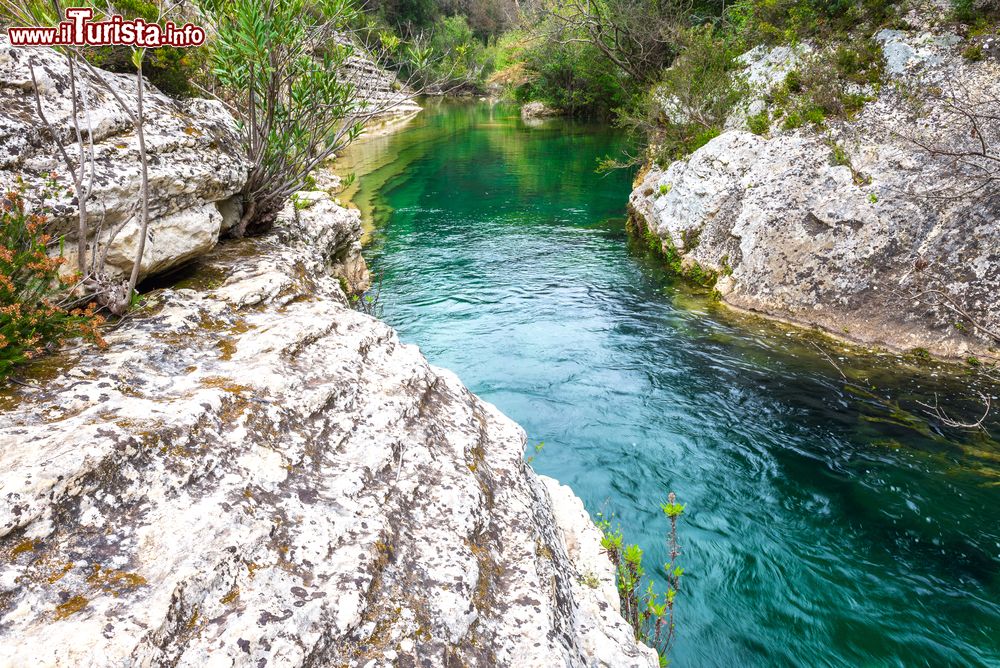 Immagine Uno scorcio paesaggistico del fiume Cassibile nella riserva naturale di Cavagrande nei pressi di Avola, Sicilia.