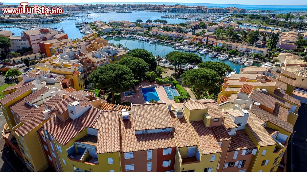 Immagine Uno scorcio panoramico dall'alto del porto di Cap d'Agde, Francia: lo sviluppo turistico di questa località risale agli anni Settanta del 1900. Oggi è una delle realtà turistiche più frequentate della costa mediterranea francese.