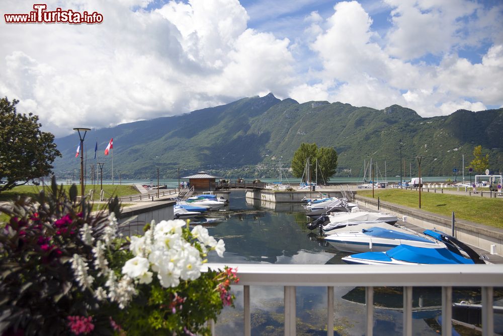 Immagine Uno scorcio panoramico del lago di Bourget, Aix-les-Bain, Francia.
