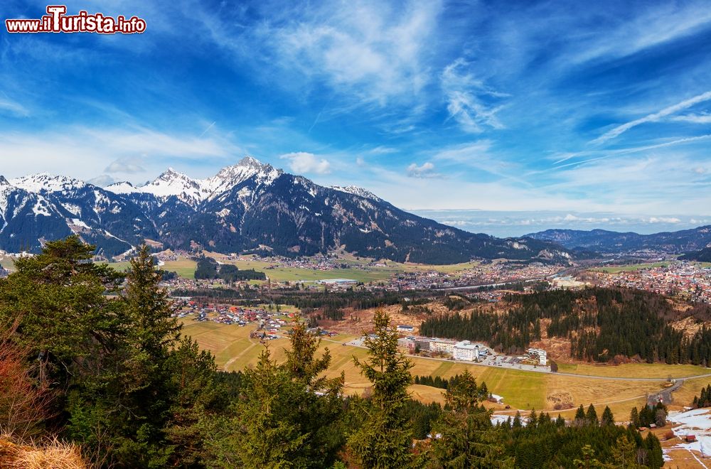 Immagine Uno scorcio panoramico del villaggio di Reutte con le Alpi sullo sfondo, Austria.