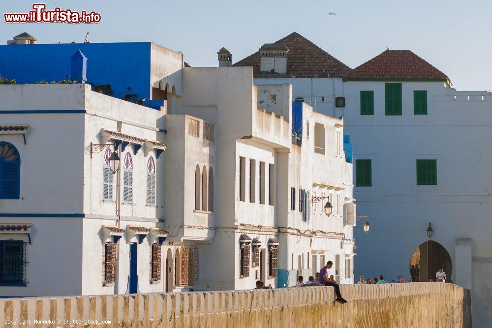 Immagine Uno scorcio panoramico della città di Asilah, Marocco. Asilah offre una tradizionale architettura araba racchiusa fra mura di impronta portoghese - © Morocko / Shutterstock.com