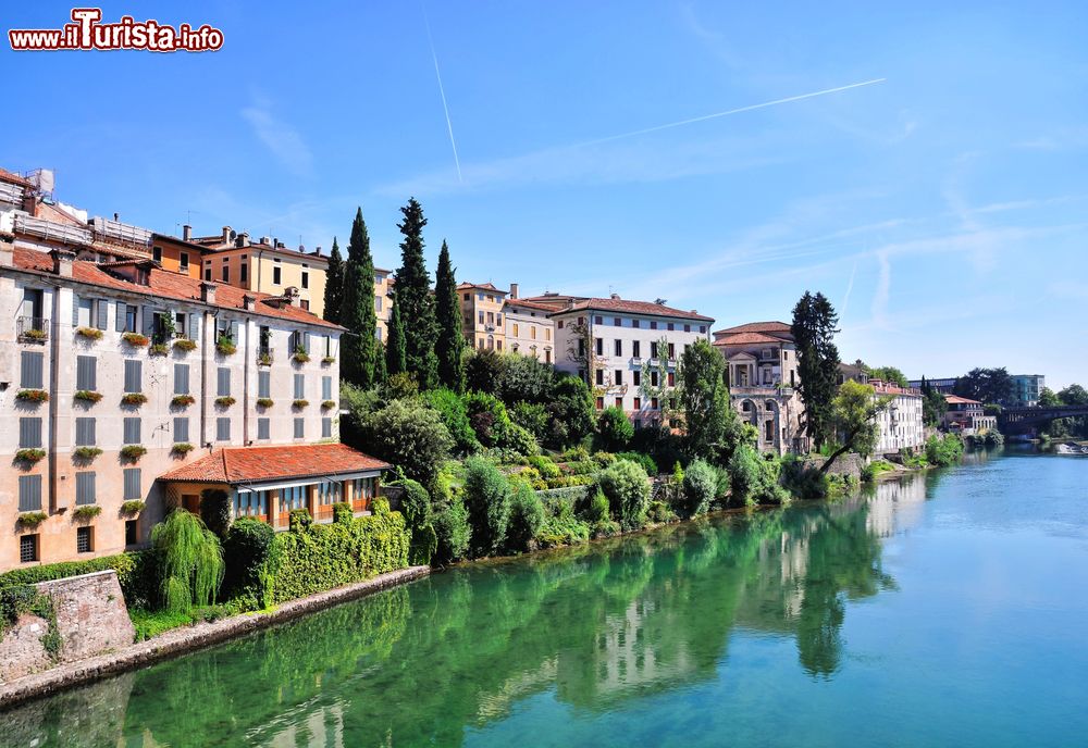 Immagine Uno scorcio panoramico della città di Bassano del Grappa, Veneto. Bassano sorge ai piedi delle Prealpi Venete nel punto in cui il Brenta sbocca dall'omonimo canale.