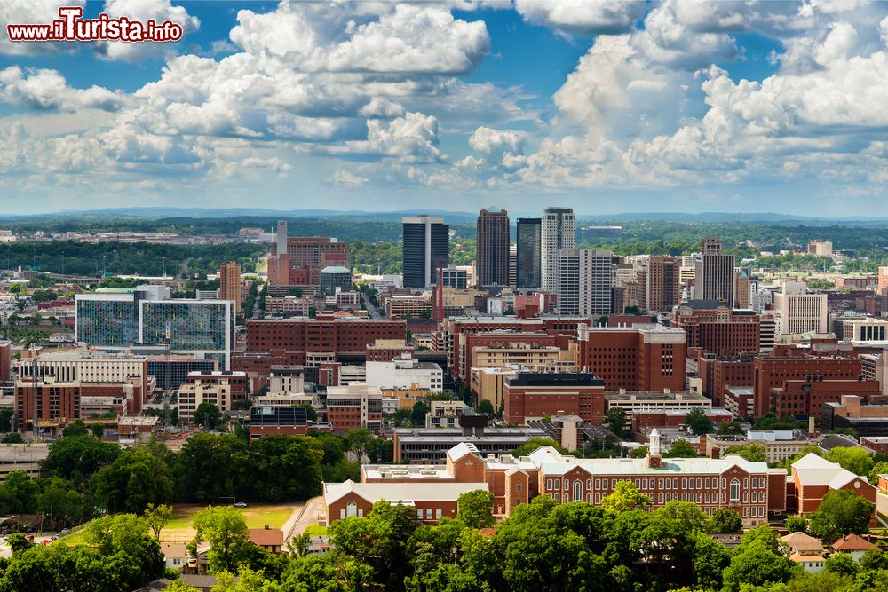 Immagine Uno scorcio panoramico della città di Birmingham, Alabama, vista dall'alto del Vulcan Park.